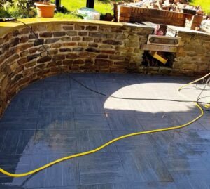 pose de carrelage bleu dans une pièce voûtée en rénovation