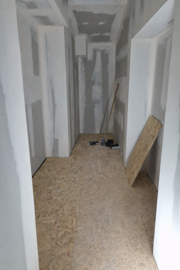 travaux de placo dans un couloir en rénovation intérieure