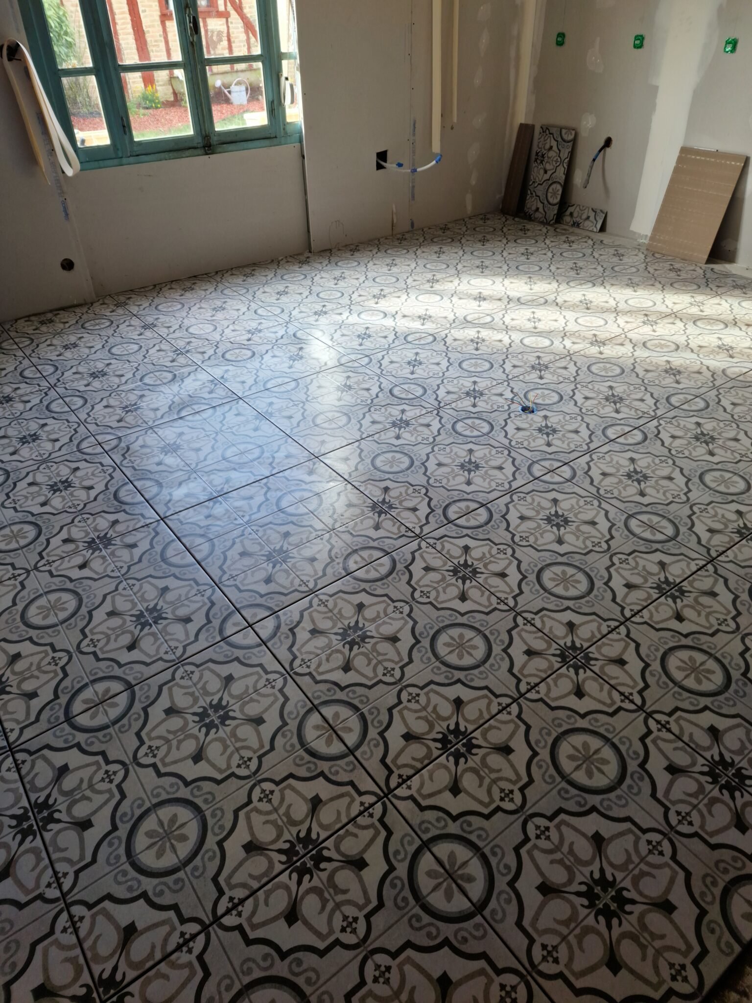 carrelage décoratif posé dans une pièce de vie en rénovation à Rethel