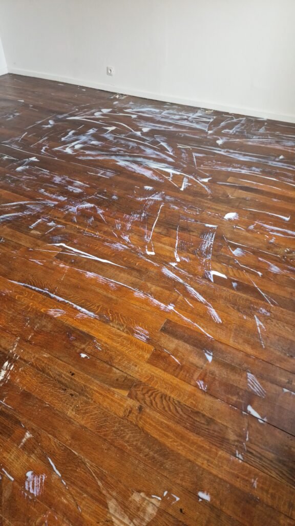 Préparation d'un ancien parquet massif avant la pose de carrelage imitation bois à Moncy-Notre-Dame.